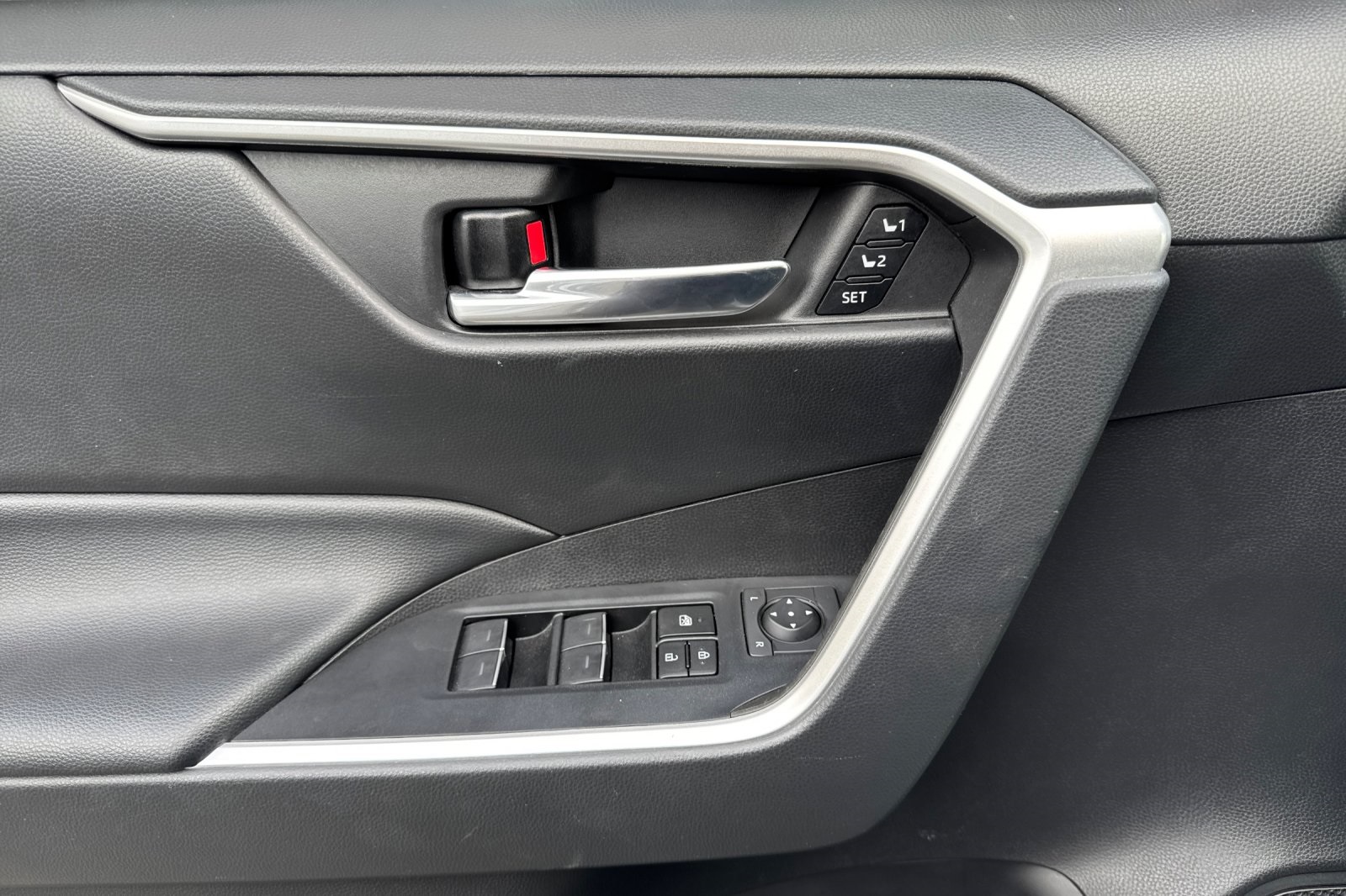 2023 Toyota RAV4 XLE Premium photo 10