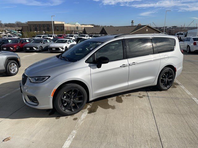 2026 Chrysler Pacifica Select's photo