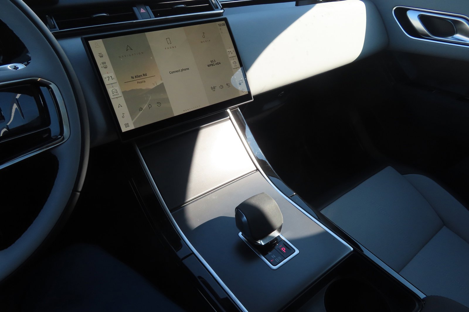 2025 Land Rover Range Rover Velar SE photo 17