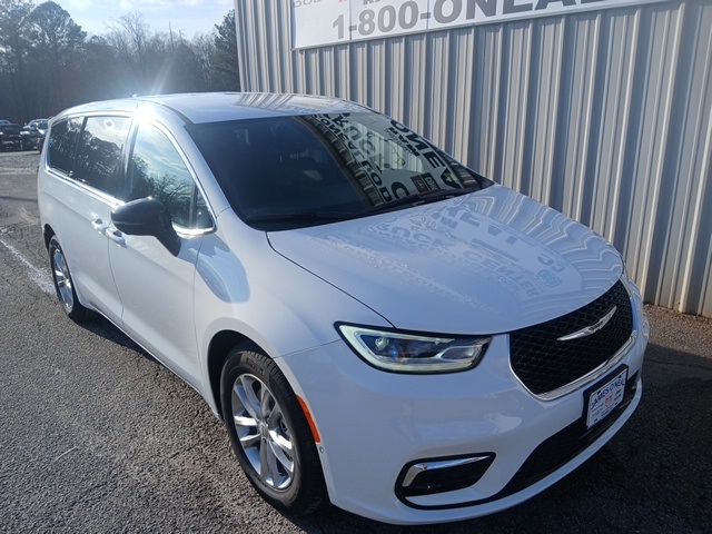 2026 Chrysler Pacifica Select's photo