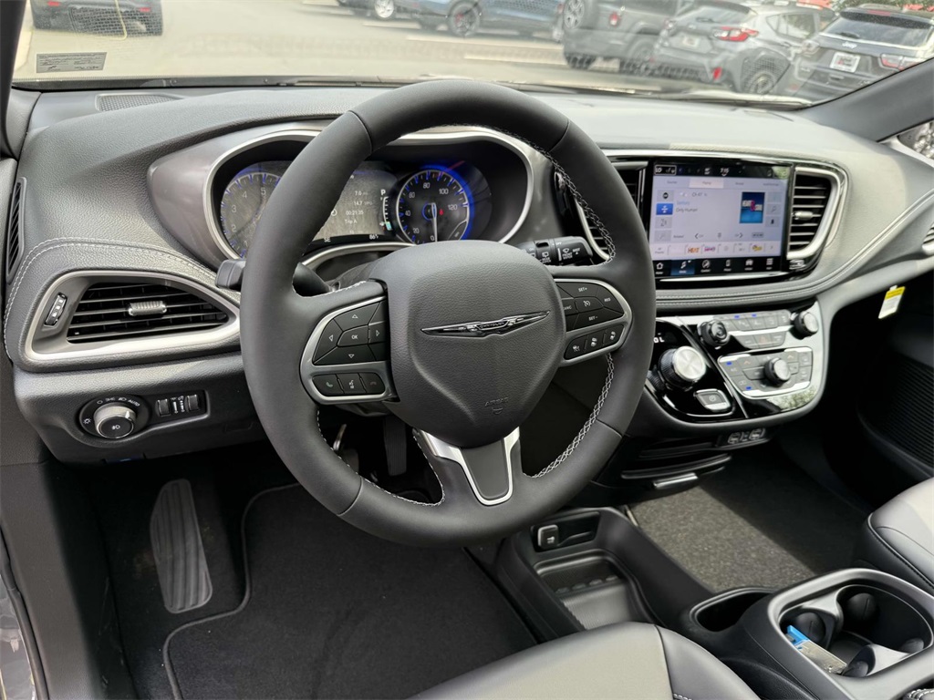 2025 Chrysler Pacifica photo 2