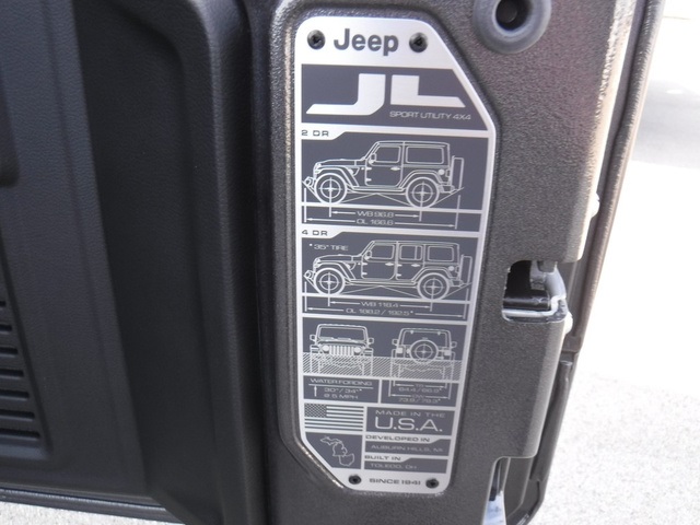 2025 Jeep Wrangler Sahara photo 39