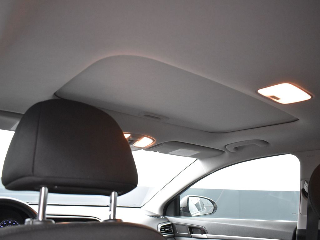 2020 Hyundai Elantra Value Edition photo 20