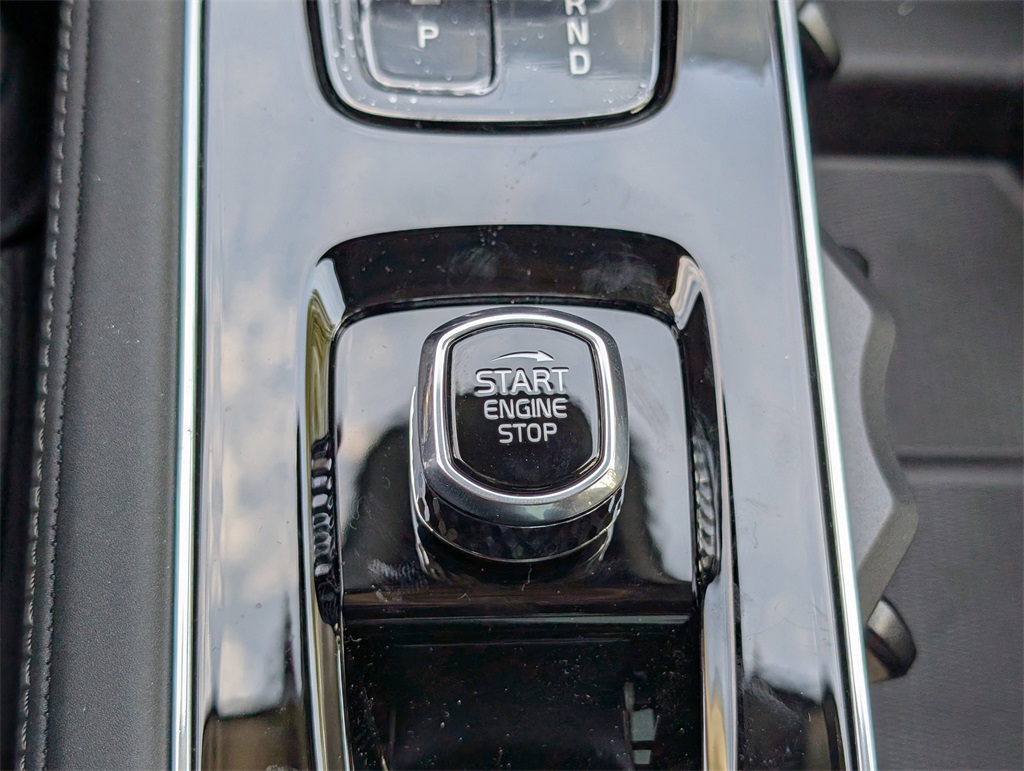2025 Volvo XC90 T8 Plus photo 20