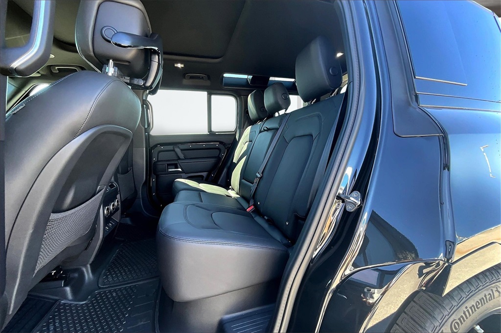 2025 Land Rover Defender 110 X-Dynamic SE photo 10