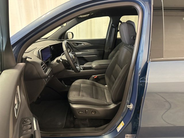 2025 Chevrolet Traverse photo 2