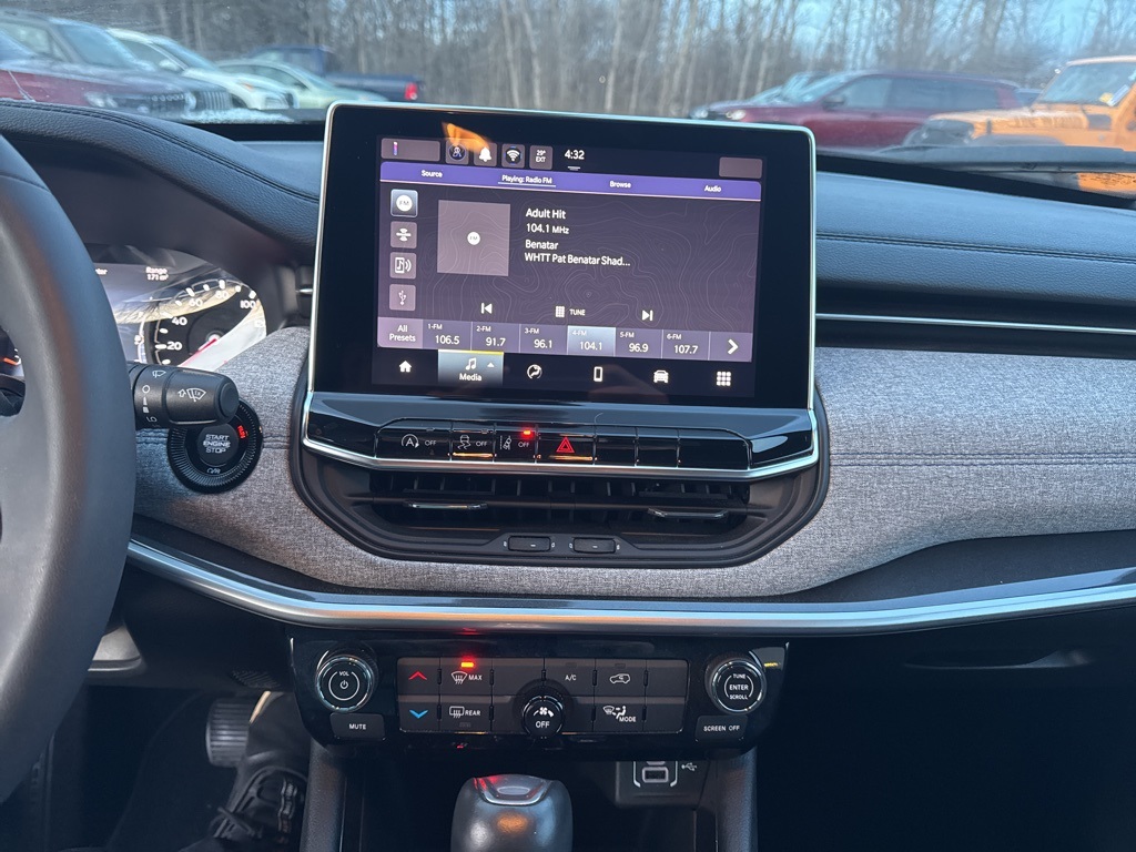 2024 Jeep Compass Latitude photo 2