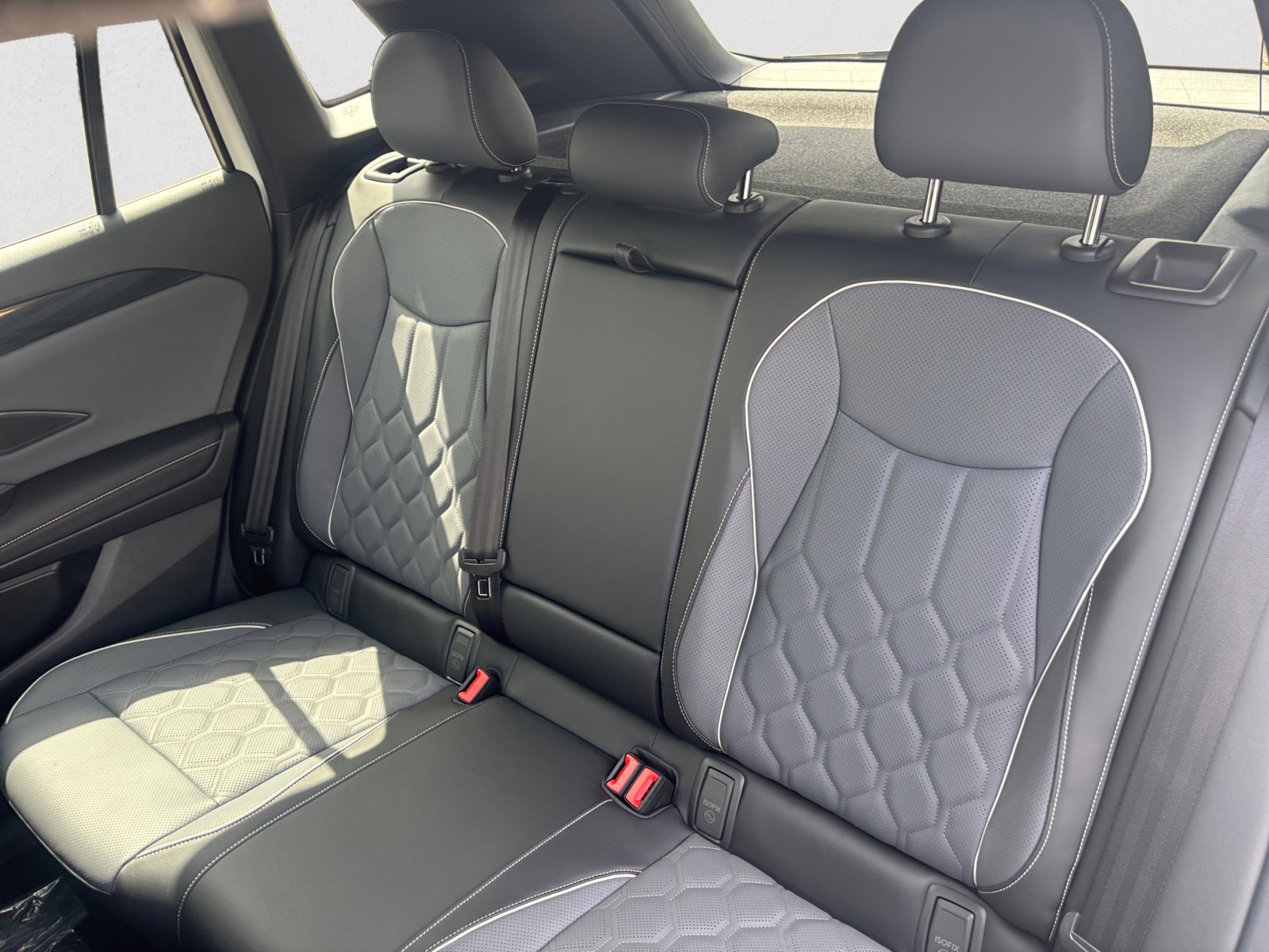 2025 Volkswagen Tiguan SEL R-Line Black photo 13