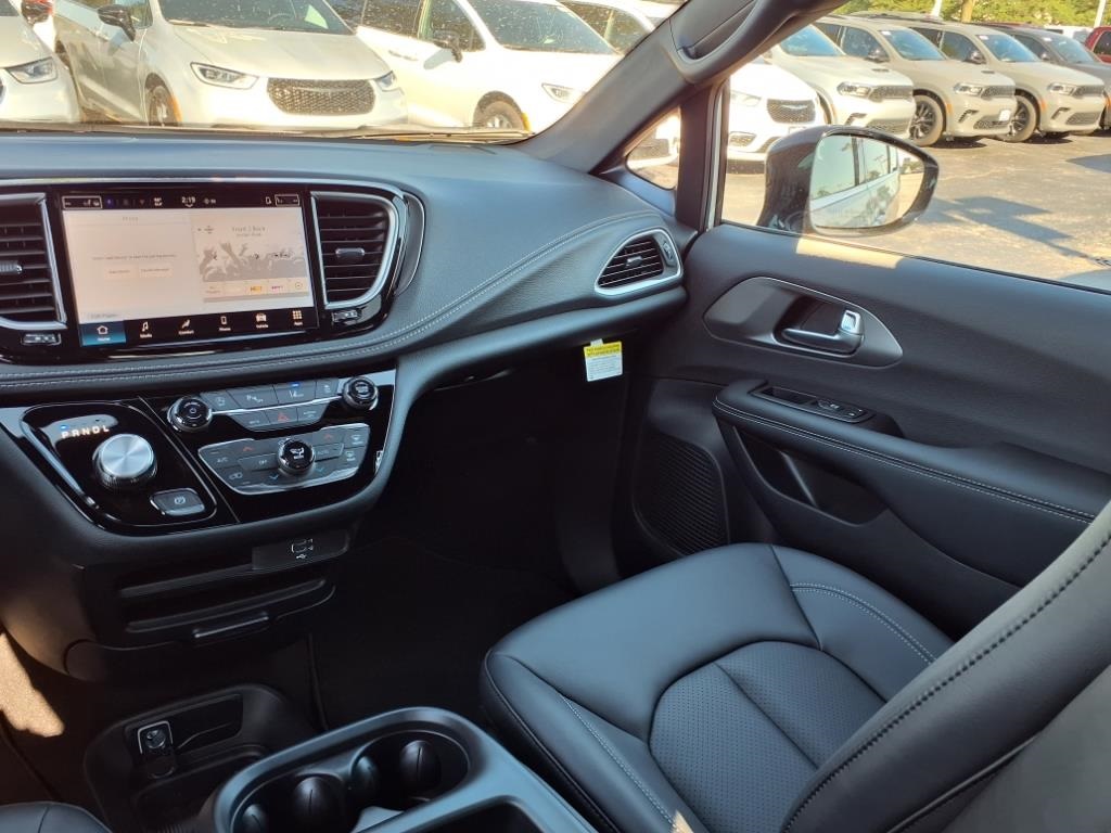 2026 Chrysler Pacifica photo 16