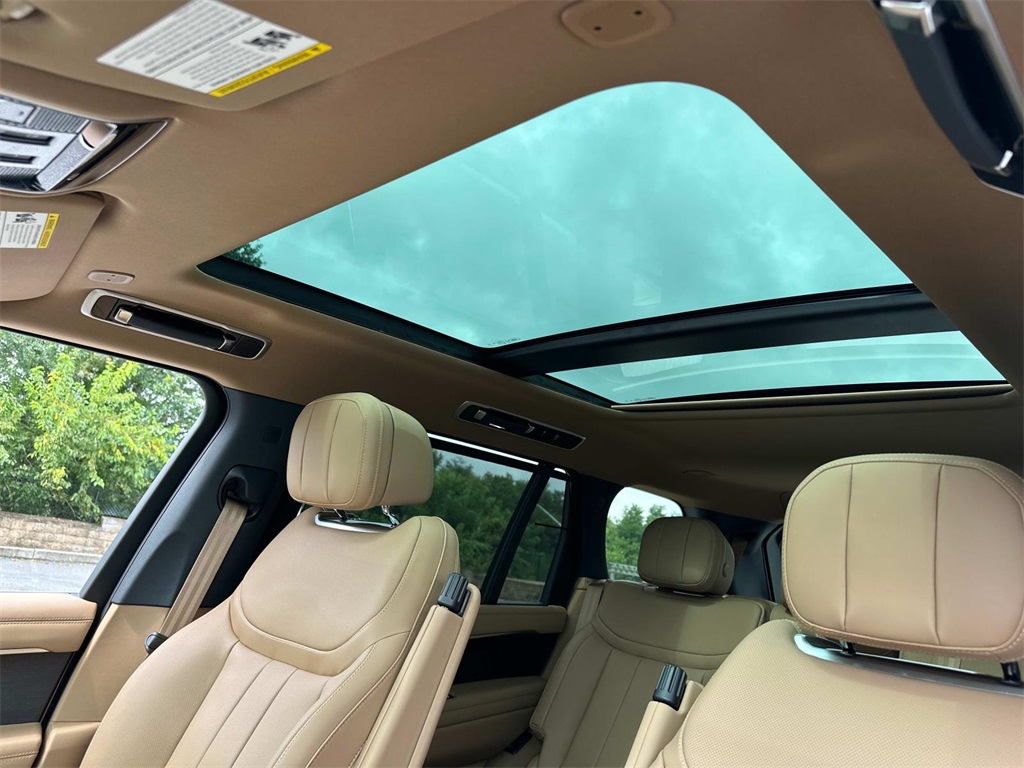 2025 Land Rover Range Rover SE photo 4