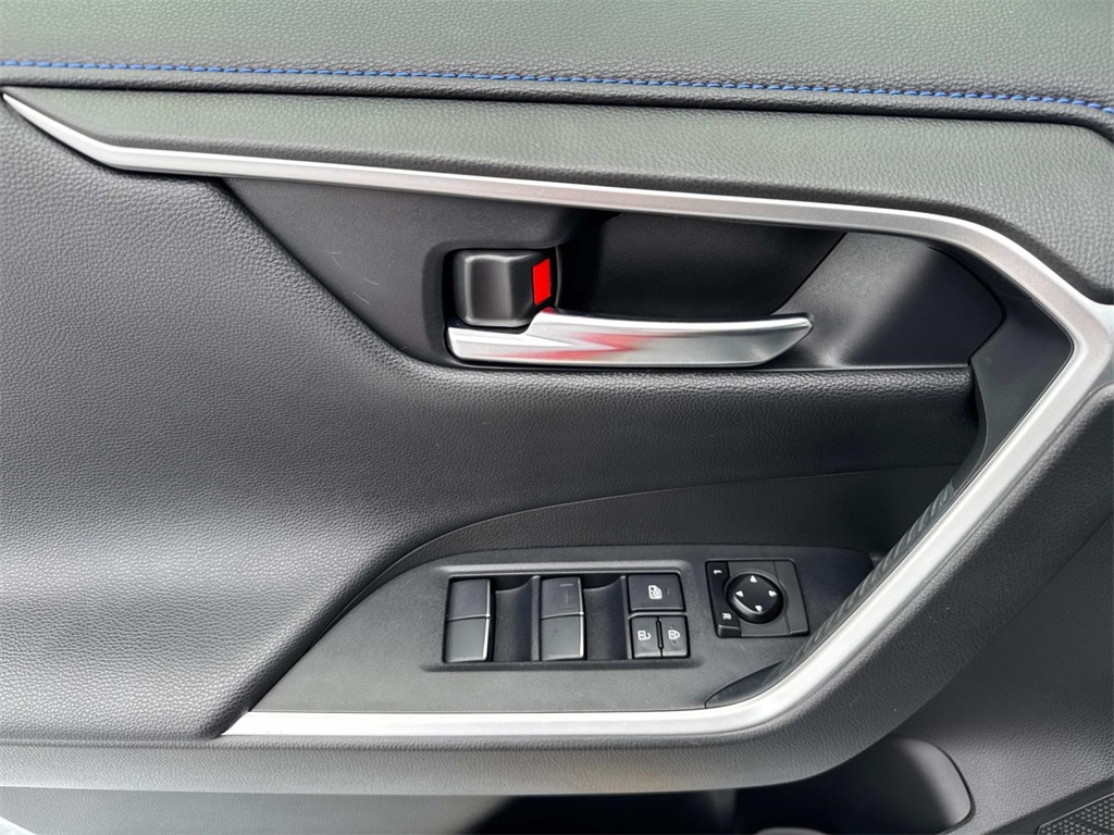 2020 Toyota RAV4 Hybrid XSE photo 16