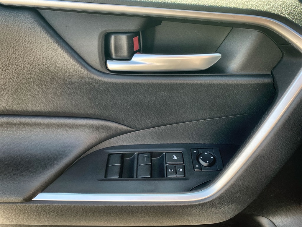 2019 Toyota RAV4 XLE photo 11