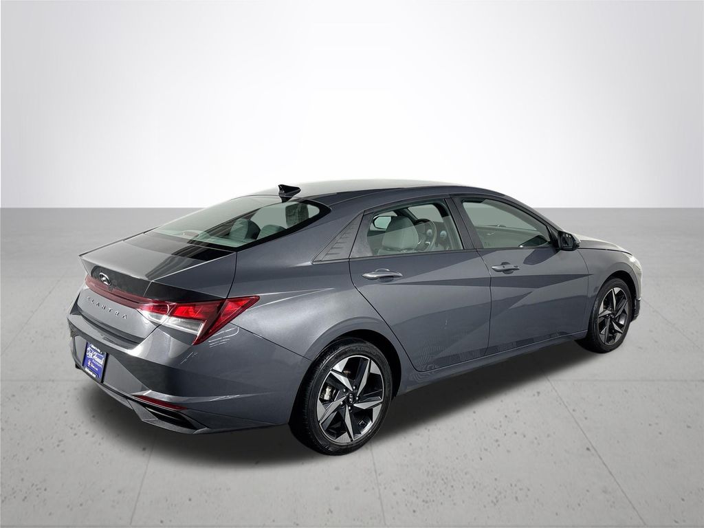 2023 Hyundai Elantra SEL photo 6