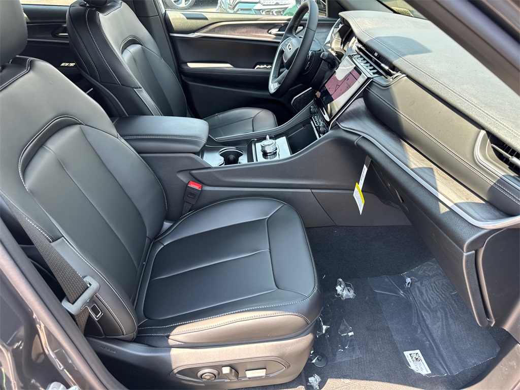 2025 Jeep Grand Cherokee Limited photo 14