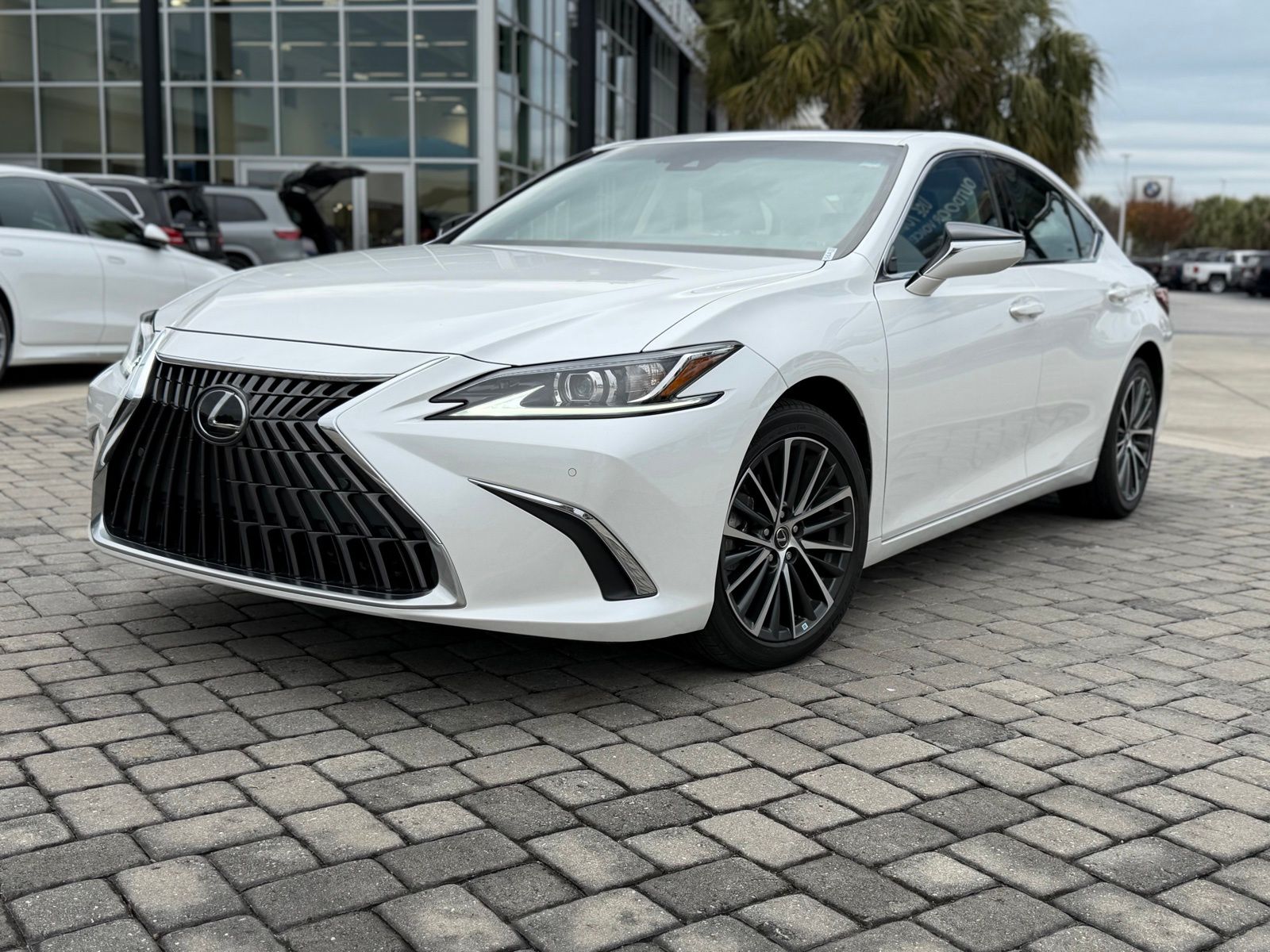 2023 Lexus ES 350's photo