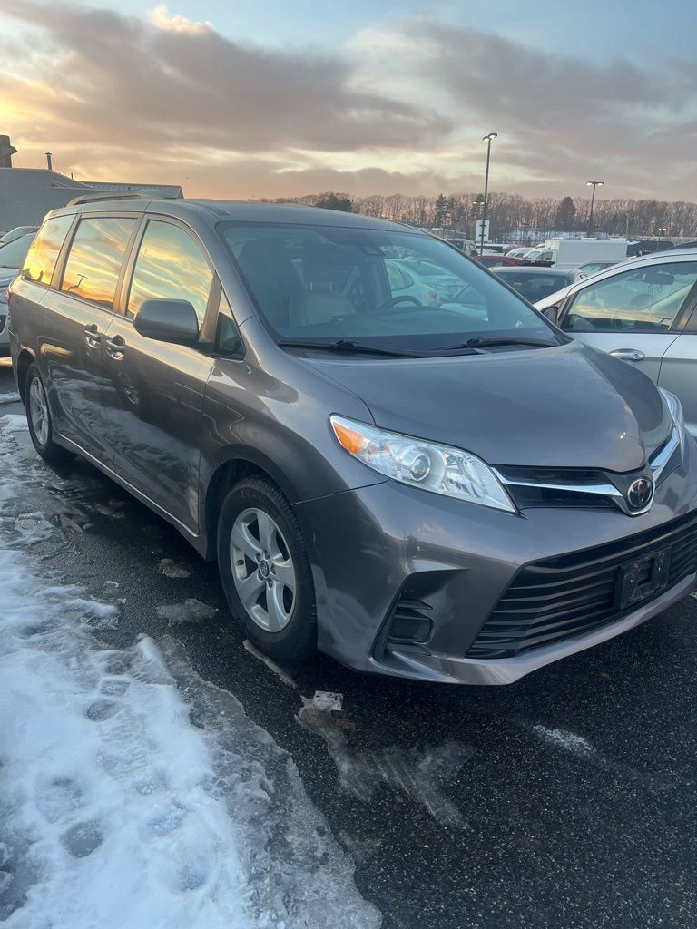 2018 Toyota Sienna LE's photo