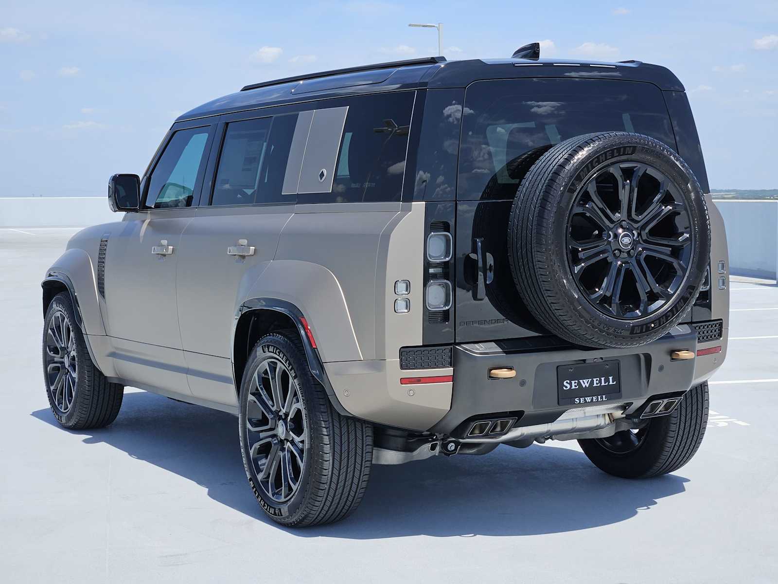 2025 Land Rover Defender 110 photo 7