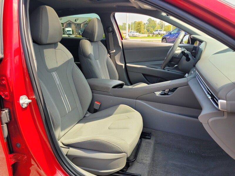 2024 Hyundai Elantra SEL photo 12
