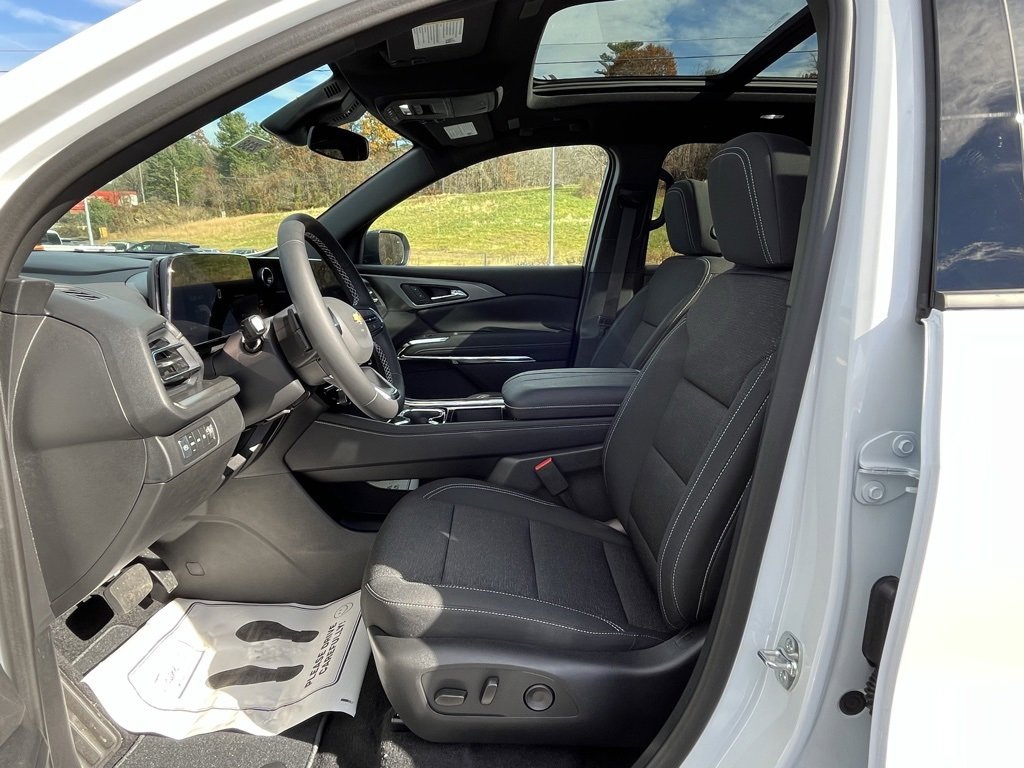 2026 Chevrolet Traverse photo 2