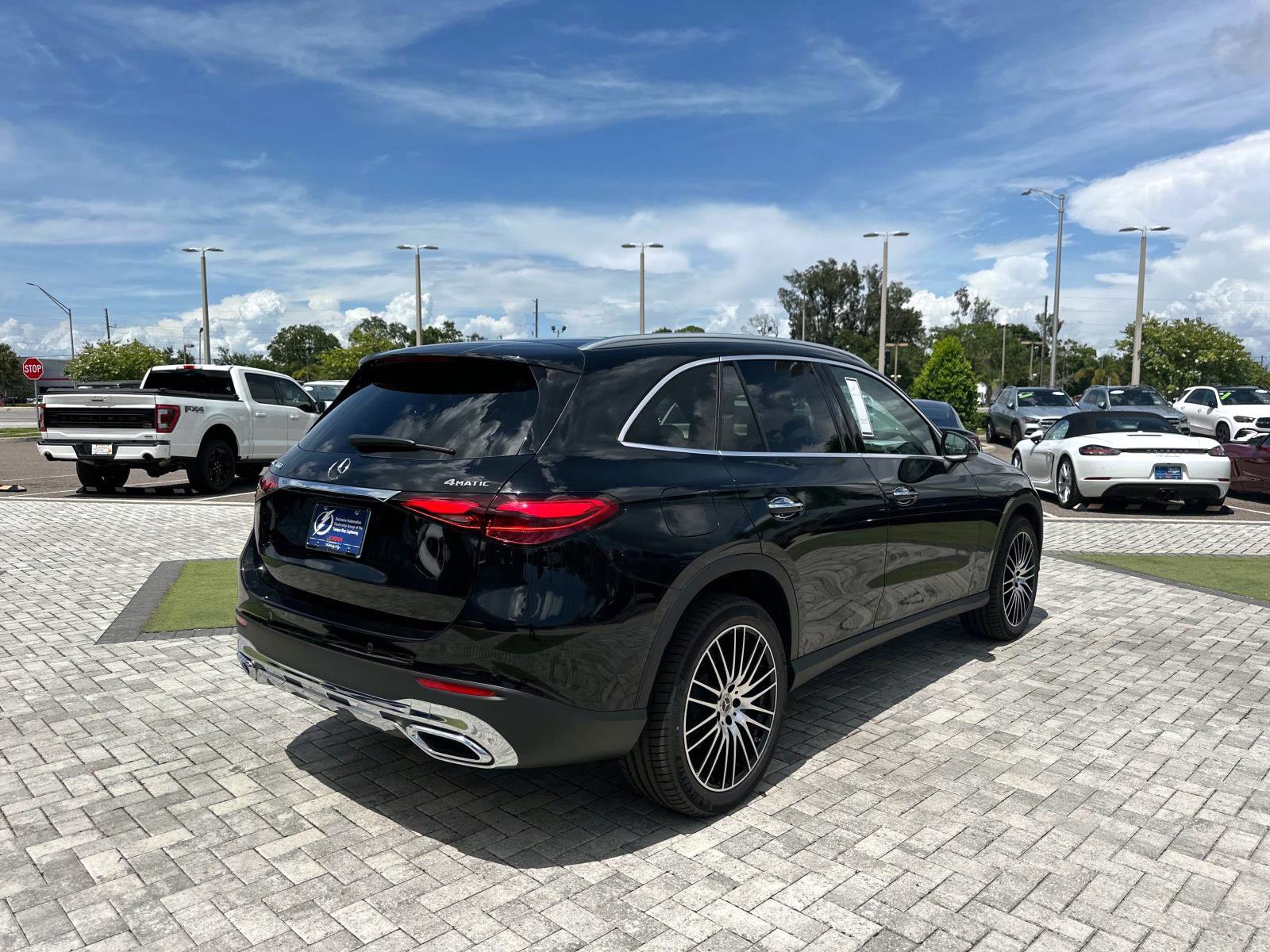 2025 Mercedes Benz GLC 300 4MATIC photo 4