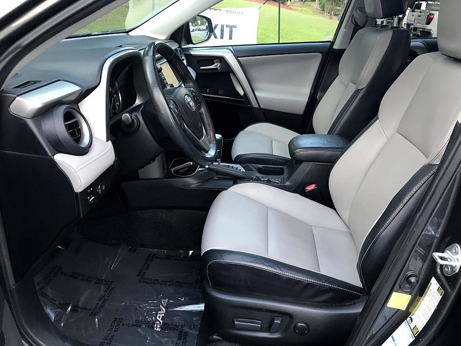 2017 Toyota RAV4 Limited photo 9