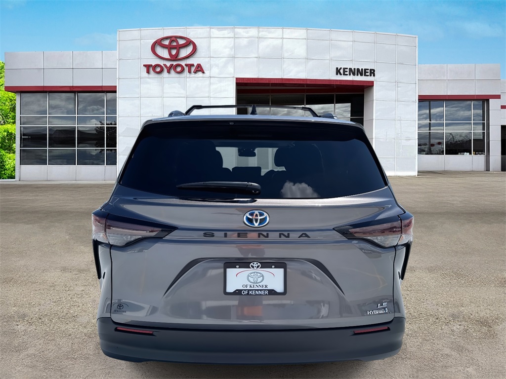 2024 Toyota Sienna LE photo 3