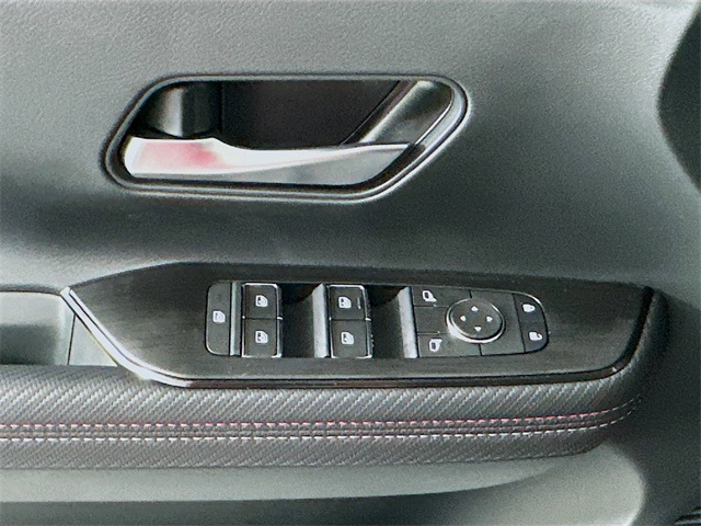 2025 Nissan Kicks SR photo 17