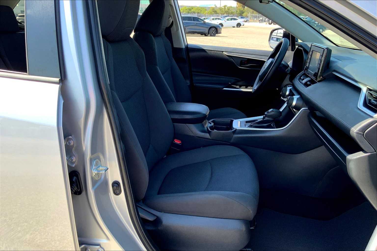 2019 Toyota RAV4 LE photo 8