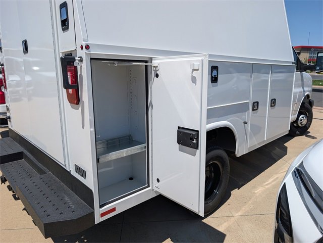 2024 Chevrolet Express Cutaway 3500 photo 3