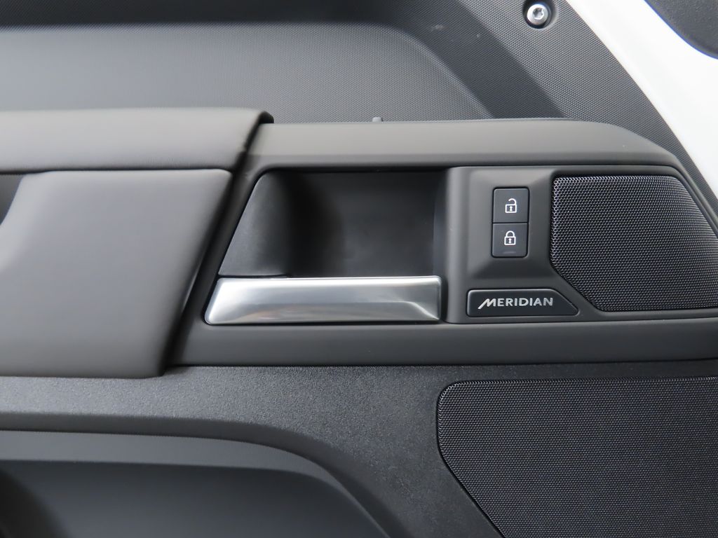 2025 Land Rover Defender 110 S photo 24
