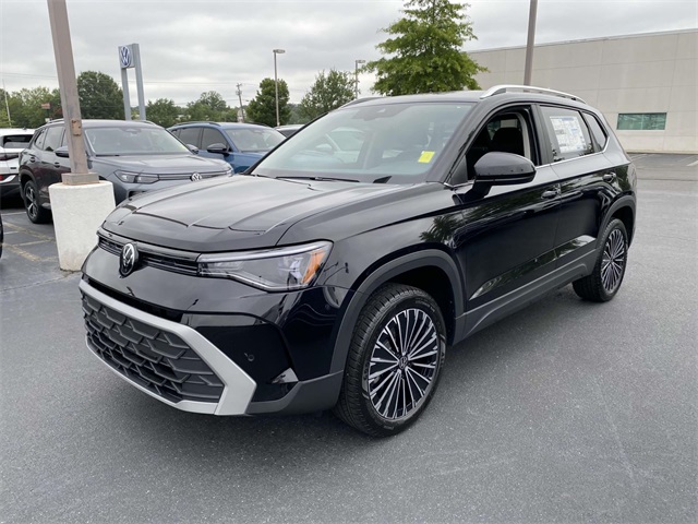 2025 Volkswagen Taos SE photo 2