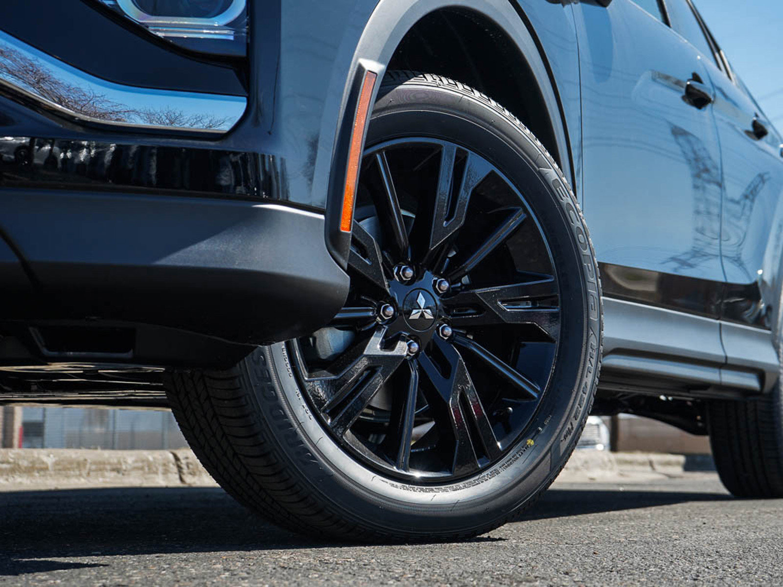 2025 Mitsubishi Eclipse Cross LE photo 3