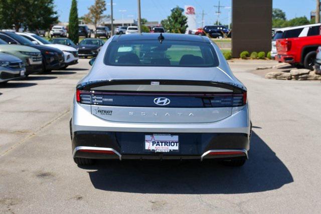 New 2025 Silver Hyundai SEL Convenience image 4