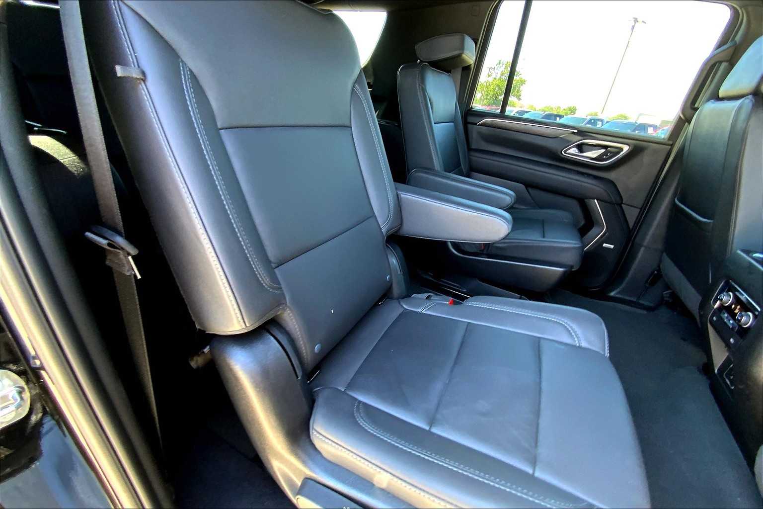 2024 Chevrolet Suburban LT photo 18