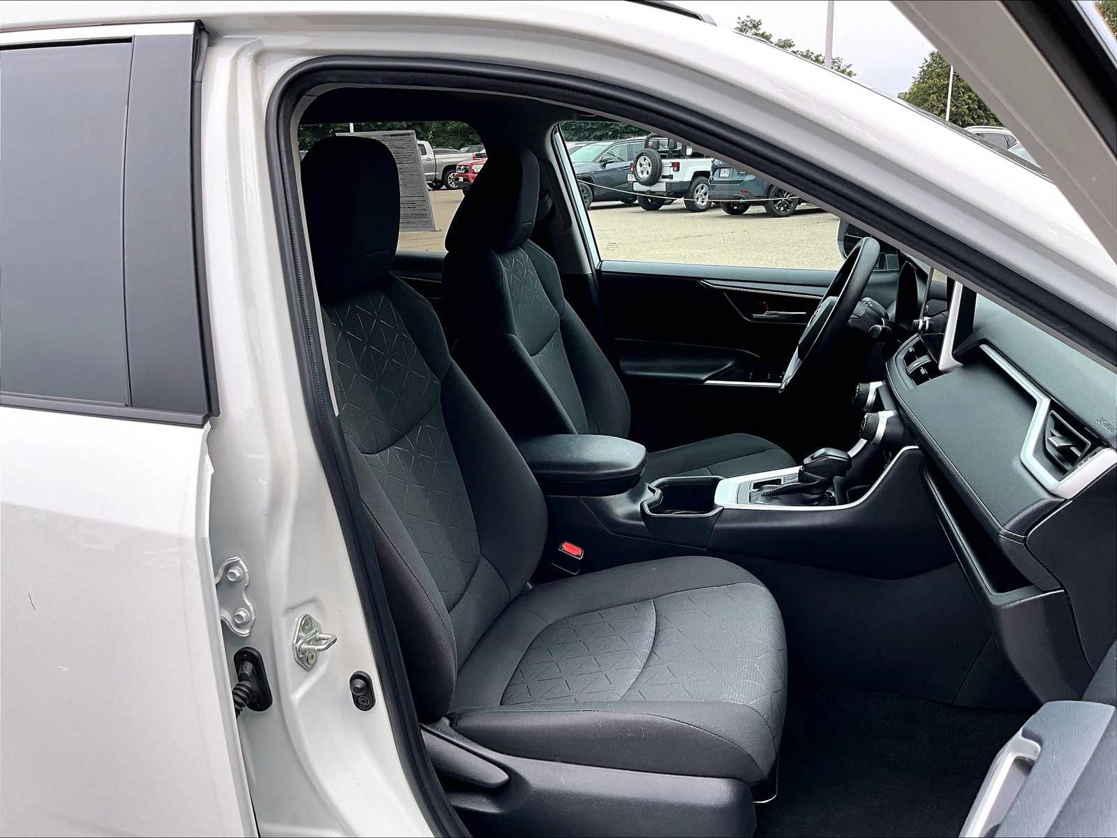 2023 Toyota RAV4 XLE photo 21