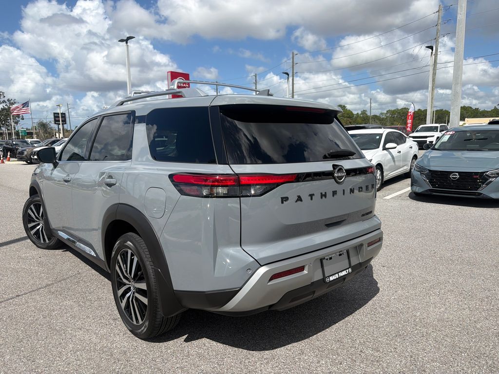 2024 Nissan Pathfinder Platinum photo 3
