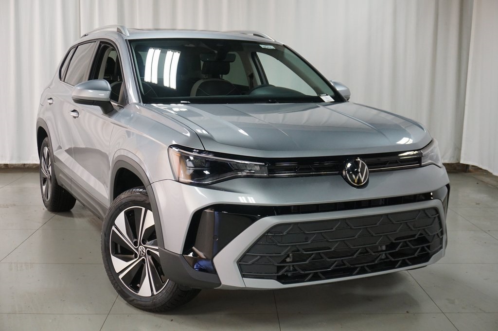 2025 Volkswagen Taos SE photo 3