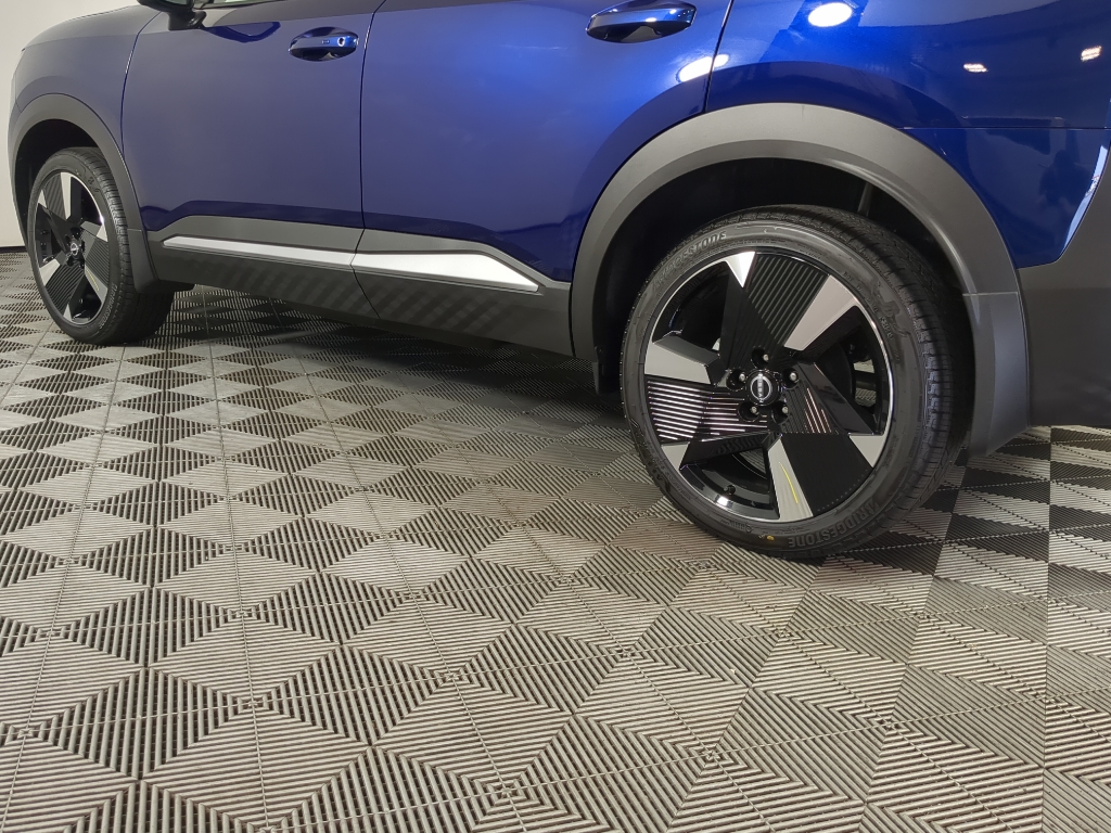 2025 Nissan Kicks SR photo 3
