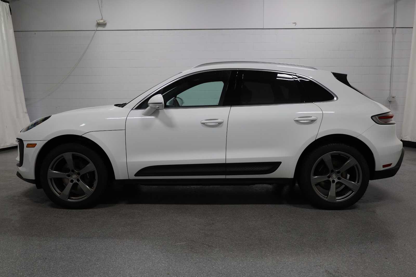 2023 Porsche Macan T photo 2