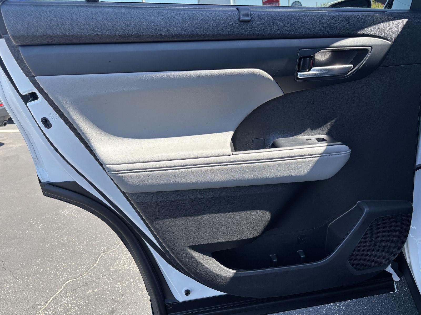 2022 Toyota Highlander Hybrid XLE photo 23
