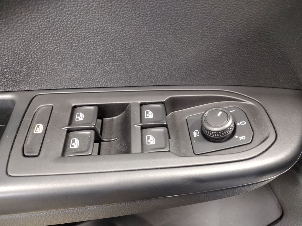 2023 Volkswagen Taos SE photo 17