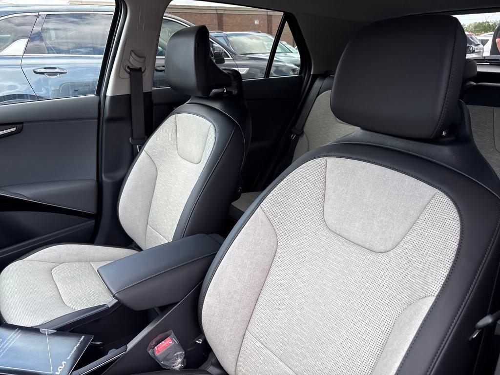 2025 Kia Niro SX photo 12
