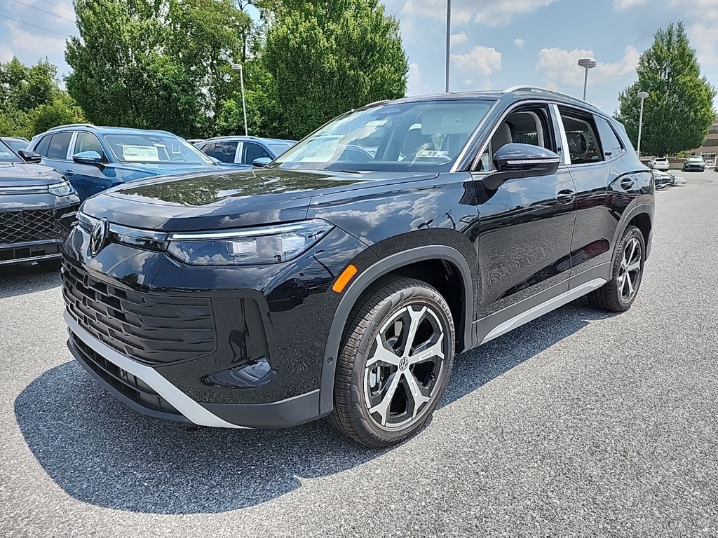 2025 Volkswagen Tiguan SE's photo