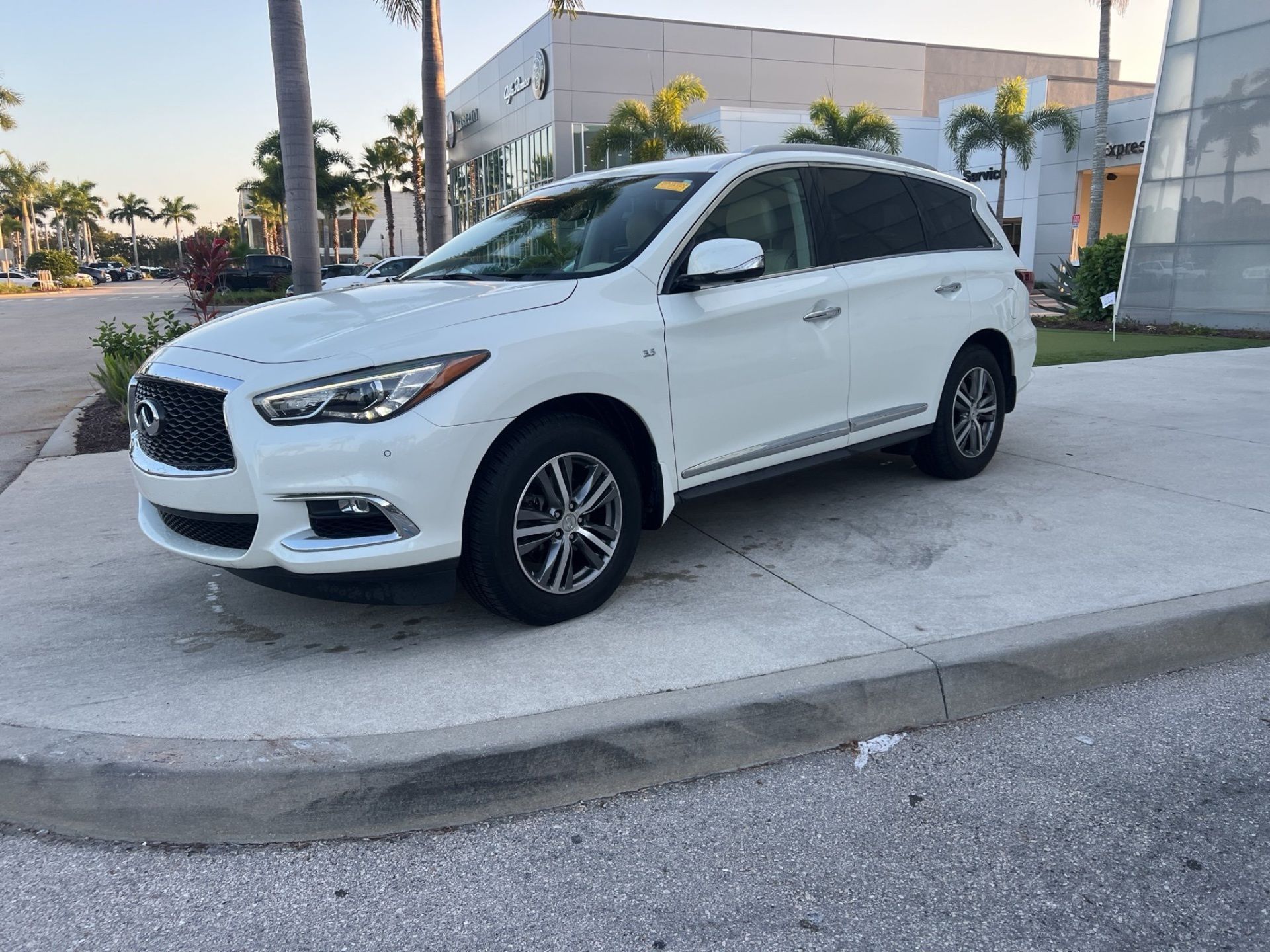 2020 Infiniti QX60 Luxe photo 3