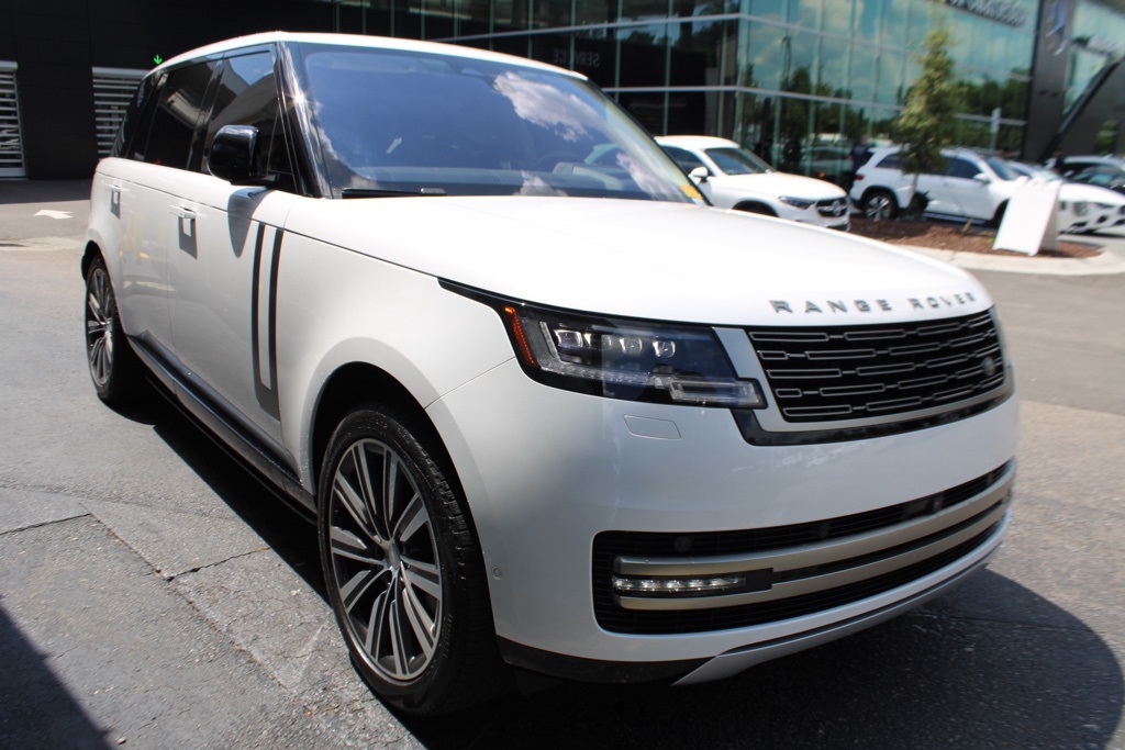 2023 Land Rover Range Rover SE photo 3