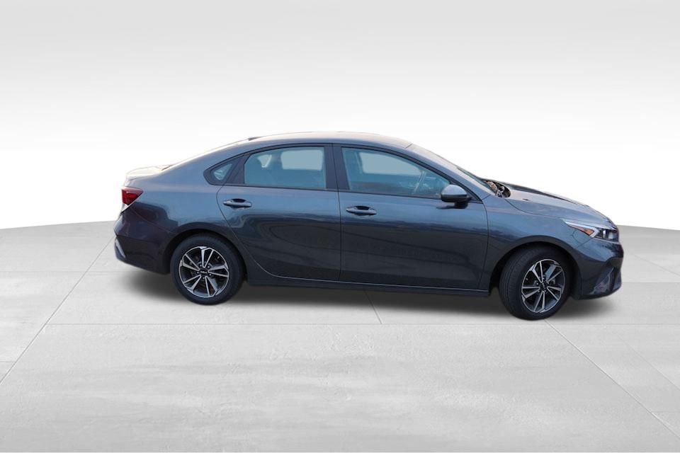 2023 Kia Forte LXS photo 2