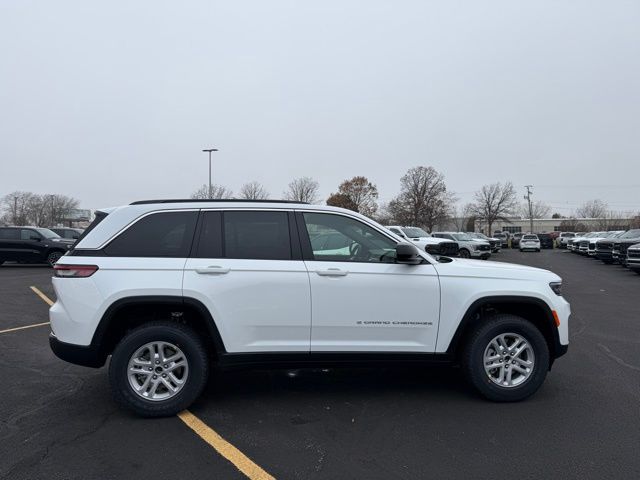 2025 Jeep Grand Cherokee Laredo Altitude photo 3