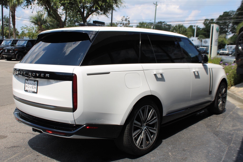 2023 Land Rover Range Rover SE photo 6