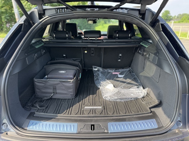 2026 Land Rover Range Rover Velar P400 Autobiography photo 9