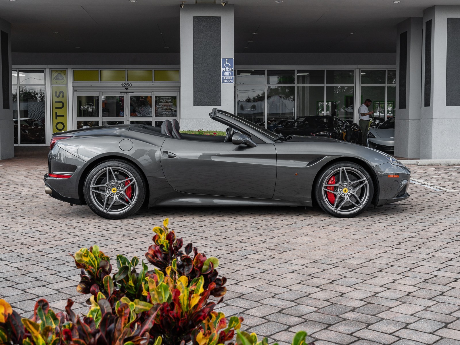 2015 Ferrari California T photo 18